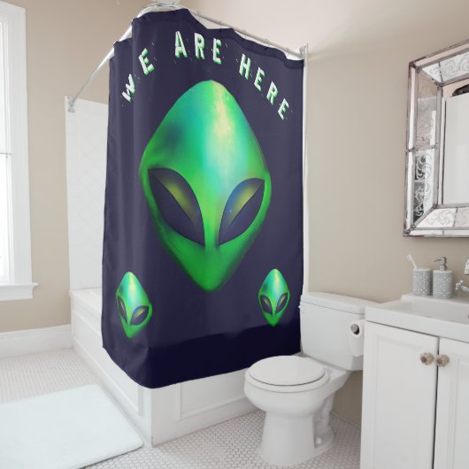 "私たちはここにいます" グリーンエイリアンの頭 シャワーカーテン (インサイチュ)