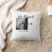 私たちはこっそり結婚しました。写真、名前、日にちを追加 クッション (ブランケット)