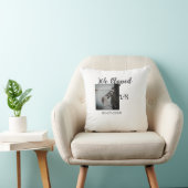 私たちはこっそり結婚しました。写真、名前、日にちを追加 クッション (椅子)