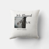 私たちはこっそり結婚しました。写真、名前、日にちを追加 クッション (裏面)