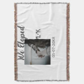 私たちはこっそり結婚しました。写真、名前、日にちを追加 スローブランケット (正面縦)