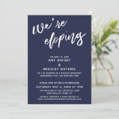 私たちはこっそり結婚する シンプル ネイビーブルー 手書きスクリプト 招待状 (スタンド正面)