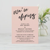 私たちはこっそり結婚する モダンな手書きタイポグラフィー ブラッシュ 招待状 (スタンド正面)