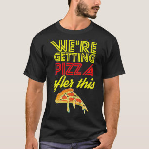 私たちはこのジムの後ピザを手に入れているトレーニンググルメ Tシャツ