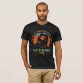 私たちはそこにナマケモノのハイキングチームを得る Tシャツ (正面フル)