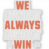 私たちはほぼ常に勝つ – サッカーおもしろいシャツ シール (正面)