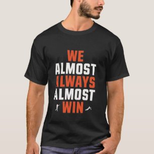 私たちはほぼ常に勝つ – サッカーおもしろいシャツ Tシャツ
