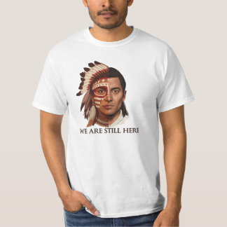 私たちはまだここにいる - 先住民の日デザイン Tシャツ