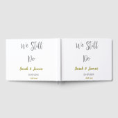 私たちはまだシンプルなグレーゴールドの結婚記念日を続けています ゲストブック (全面)