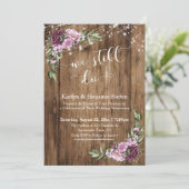 私たちはまだ愛し合っている、素朴な木製のピンクの花のアニバーサリー 招待状 (スタンド正面)