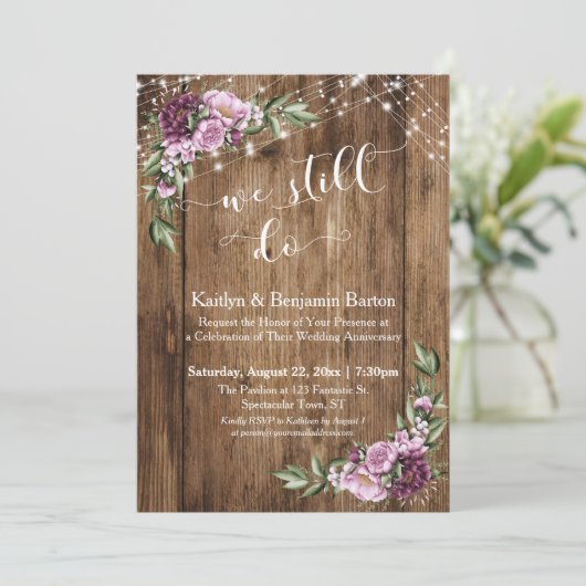 私たちはまだ愛し合っている、素朴な木製のピンクの花のアニバーサリー 招待状 (スタンド正面)