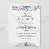 「私たちはまだ愛を誓う」エレガントなフラワーデザインのゴールドとネイビーブルーの誓い更新 招待状 (正面)