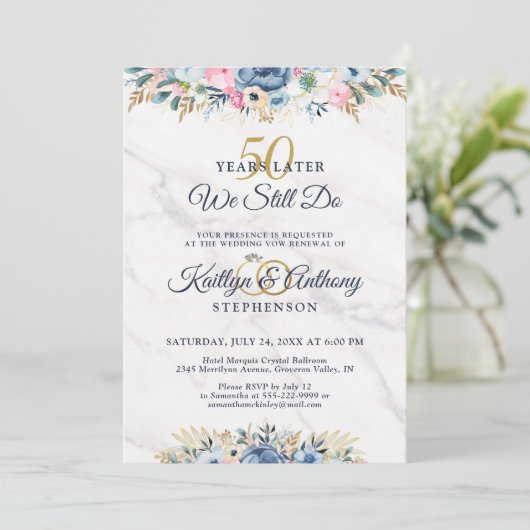 「私たちはまだ愛を誓う」エレガントなフラワーデザインのゴールドとネイビーブルーの誓い更新 招待状 (スタンド正面)