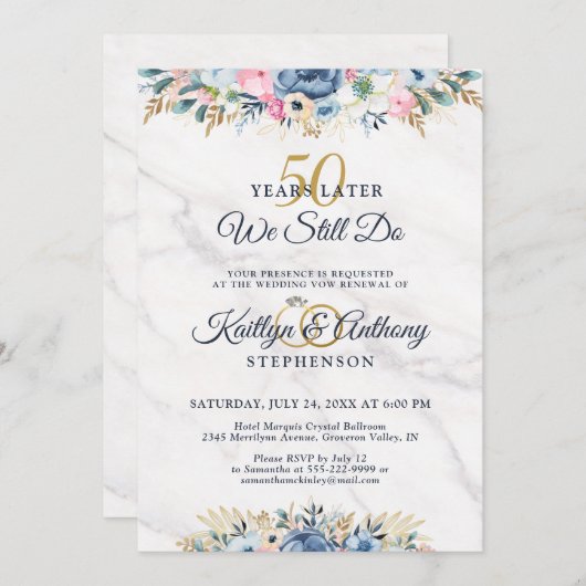 「私たちはまだ愛を誓う」エレガントなフラワーデザインのゴールドとネイビーブルーの誓い更新 招待状 (正面/裏面)