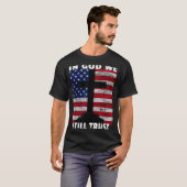私たちはまだ神を信じている アメリカ国旗 USA建国250周年 Tシャツ (正面フル)