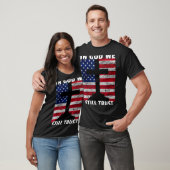 私たちはまだ神を信じている アメリカ国旗 USA建国250周年 Tシャツ (ユニセックス)