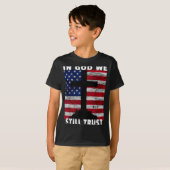 私たちはまだ神を信じている アメリカ国旗 USA 250歳の誕生日 Tシャツ (正面フル)