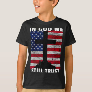 私たちはまだ神を信じている アメリカ国旗 USA 250歳の誕生日 Tシャツ