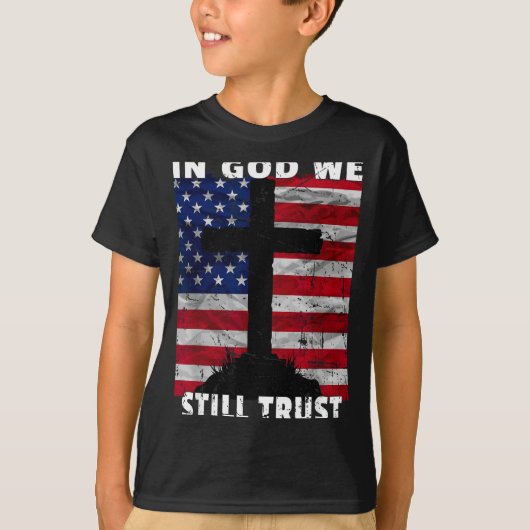 私たちはまだ神を信じている アメリカ国旗 USA 250歳の誕生日 Tシャツ (正面)