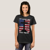 私たちはまだ神を信じている アメリカ国旗 USA 250歳の誕生日 Tシャツ (正面フル)