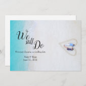 私たちはまだ結婚する | 結婚延期のお知らせ シンプルな更新 招待状 (正面/裏面)