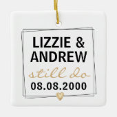 私たちはまだ結婚記念写真を撮る セラミックオーナメント (正面)