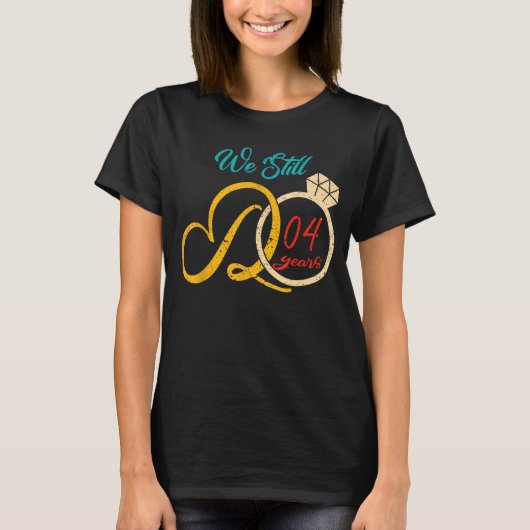 私たちはまだ4年4周年結婚を過ごしていおもしろいる Tシャツ (正面)
