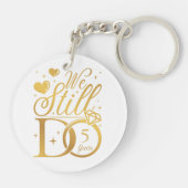 私たちはまだ5年のアニバーサリー結婚アクリルを行っている キーホルダー (裏面)