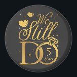 私たちはまだ5年結婚記念サークルを行う マグネット<br><div class="desc">私たちは今でも5年カップル5周年結婚デザインギフトサークおもしろいス磁石コレクションをクラシック行う。</div>