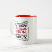 私たちはもはや政治的意見に違いはない ツートーンマグカップ (正面左)