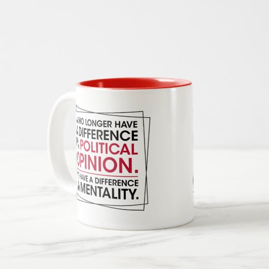 私たちはもはや政治的意見に違いはない ツートーンマグカップ (正面左)