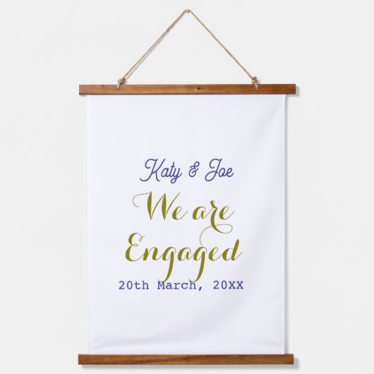 私たちはエンゲージ 紫金 名前 日付 エレガント シンプル 吊り下げ型タペストリー (正面)