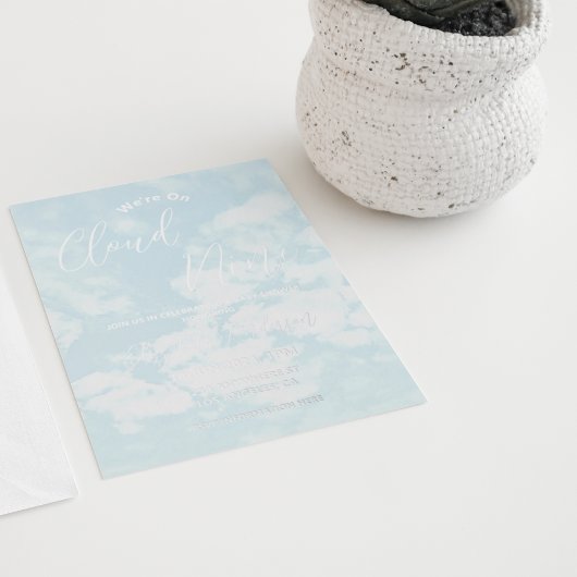 私たちはクラウド9ベビーシャワー上にある 箔招待状