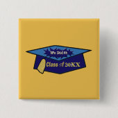 私たちはクラス年2つのブルース卒業帽子をした 缶バッジ (正面)