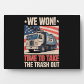 私たちはゴミ捨てトランプ47を取り出す時間を獲得した フォトプラーク (正面)