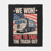私たちはゴミ捨てトランプ47を取り出す時間を獲得した フリースブランケット (正面)