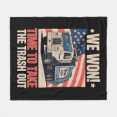 私たちはゴミ捨てトランプ47を取り出す時間を獲得した フリースブランケット (正面(横))