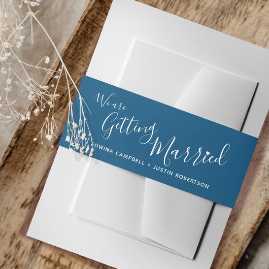 私たちはダークブルーの白の結婚結婚する 招待状ベリーバンド