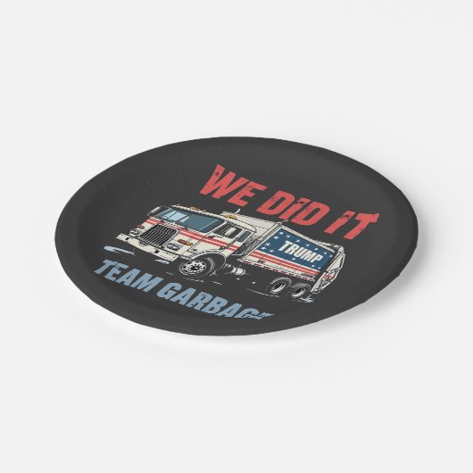 私たちはチームのゴミ切り株がゴミ車に勝った ペーパープレート (アングル)