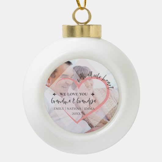 私たちはハートを祖父母のクリスマスが大好き セラミックボールオーナメント (正面)