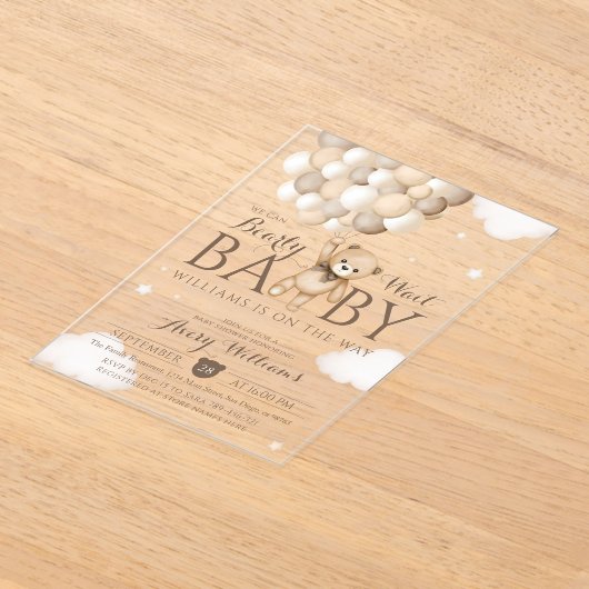 私たちはバルーンベア赤ちゃんシャワーを待つことができる アクリル招待状 (レイダウン)