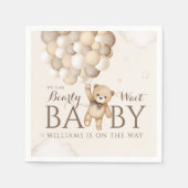 私たちはバルーンベア赤ちゃんシャワーを待つことができる スタンダードカクテルナプキン (正面)