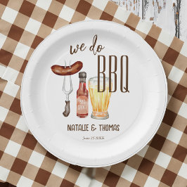 私たちはバーベキューブライダルシャワーカップルのシャワーを行う ペーパープレート