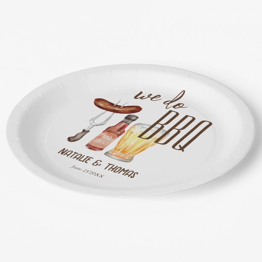 私たちはバーベキューブライダルシャワーカップルのシャワーを行う ペーパープレート (アングル)