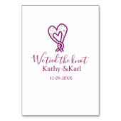 私たちはピンクのハートの結び目で繋がれた　名前　日付　ロマンチック テーブルナンバー (裏面)