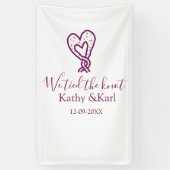 私たちはピンクのハートの結び目で繋がれた　名前　日付　ロマンチック 横断幕 (縦)