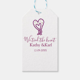 私たちはピンクのハートの結び目に名前と日付を結びました ギフトタグ