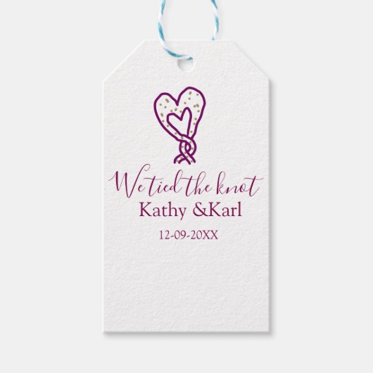私たちはピンクのハートの結び目に名前と日付を結びました ギフトタグ (正面)