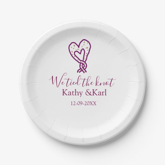 私たちはピンクのハートの結び目に名前と日付を結びました ペーパープレート (正面)
