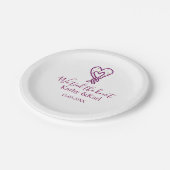 私たちはピンクのハートの結び目に名前と日付を結びました ペーパープレート (アングル)